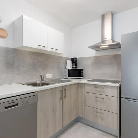 Modernes In Mit Gemeinschaftspool By Interhome Apartman Crikvenica