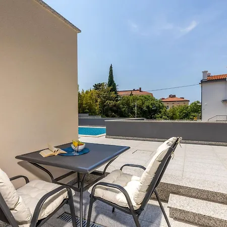 Modernes In Mit Gemeinschaftspool By Interhome Crikvenica