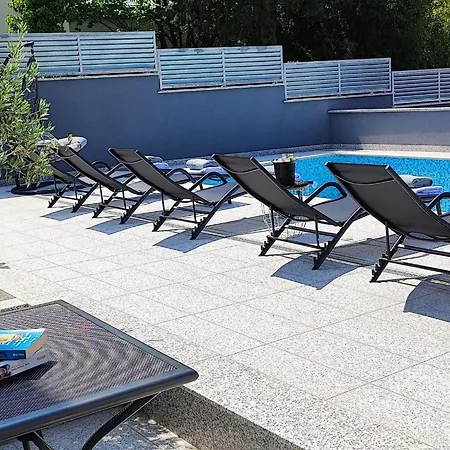 Modernes In Mit Gemeinschaftspool By Interhome Lejlighed