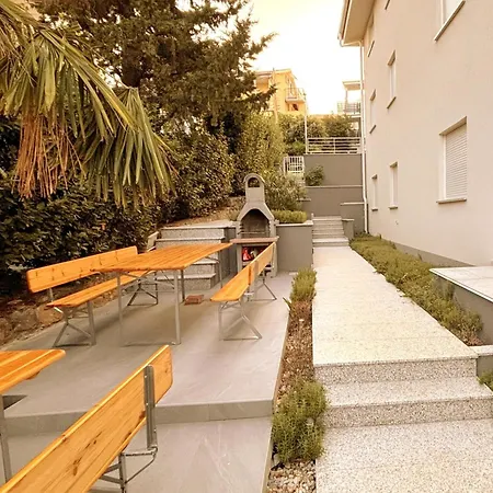 Modernes In Mit Gemeinschaftspool By Interhome
