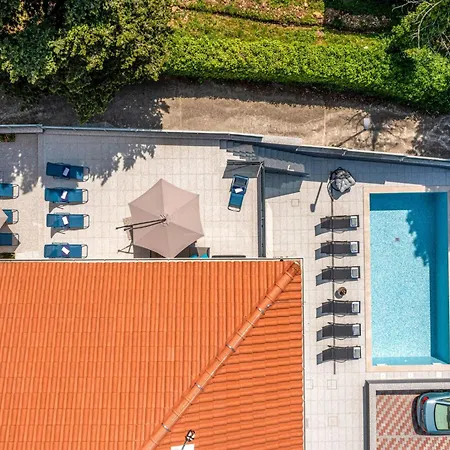 Modernes In Mit Gemeinschaftspool By Interhome Lejlighed Crikvenica