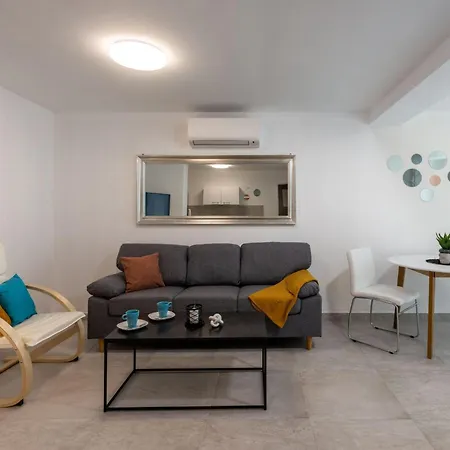 Modernes In Mit Gemeinschaftspool By Interhome Appartamento