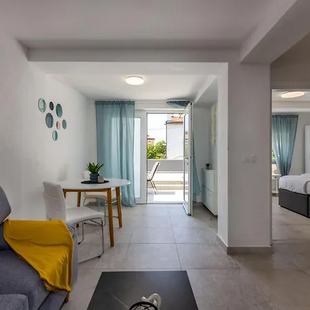 Modernes In Mit Gemeinschaftspool By Interhome