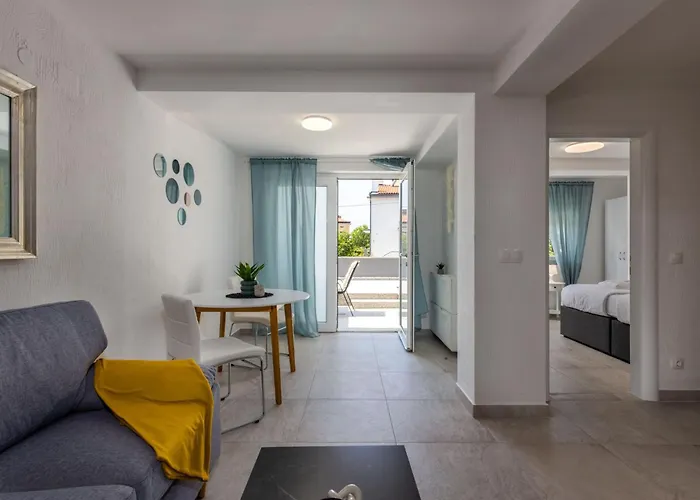 Modernes In Mit Gemeinschaftspool By Interhome