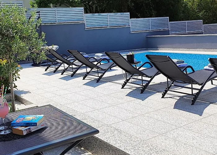 Modernes In Mit Gemeinschaftspool By Interhome Appartamento
