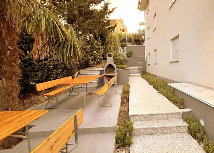Modernes In Mit Gemeinschaftspool By Interhome